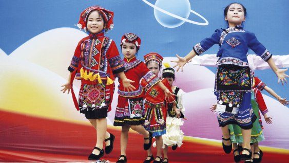 Niños bailan en una escuela primaria en Dazhou, provincia de Sichuan, suroeste de China, el 1 de junio, en el marco de la celebración del Día Internacional de la Infancia Niños bailan en una escuela primaria en Dazhou, provincia de Sichuan, suroeste de China, el 1 de junio, en el marco de la celebración del Día Internacional de la Infancia