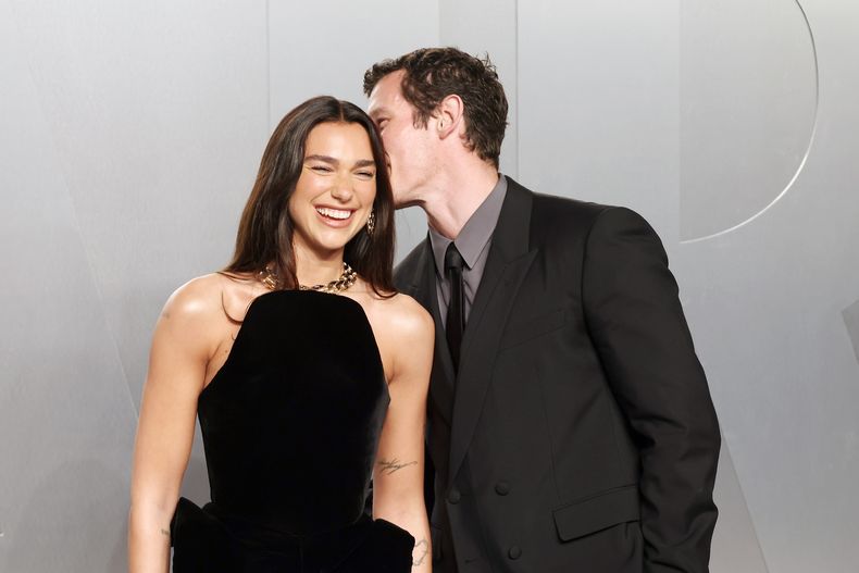 Dua Lipa y Callum Turner se conocieron a raíz de Fortuna, un libro que ambos leían al mismo tiempo. Su historia es un ejemplo del fetiche por la cultura literaria.