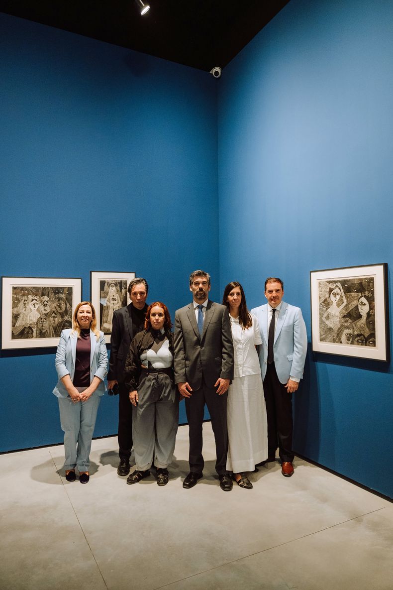 En la exposici&oacute;n de Leonilda Gonz&aacute;lez: vicec&oacute;nsul de Uruguay en Italia Karla Ensenat, comisario de la exposici&oacute;n Mart&iacute;n Craci&uacute;n, directora nacional de Cultura Mar&iacute;a Eugenia Vidal, embajador de Uruguay en Italia Alfredo Bogliaccini, directora del Museo Nacional de Artes Visuales Roxana Fabius y director general para Asuntos Culturales de Cancilleria Fernando Lugris.