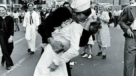 Búsqueda | V-J Day in Times Square, tomada por Alfred Eisenstaedt en agosto de 1945, es la fotografía de un beso más emblemática de la historia