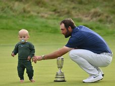 Scottie Scheffler junto a su hijo tras ganar el British Open