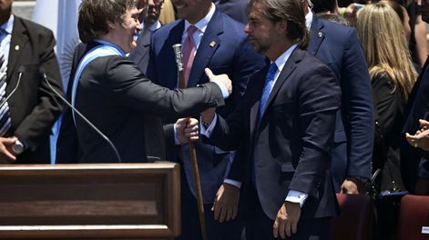 Javier Milei y Luis Lacalle Pou durante la toma de posesión del cargo del presidente argentino