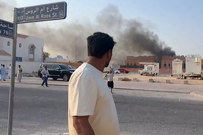 Esta captura de pantalla, tomada de una grabación de AFPTV, muestra a un hombre observando una columna de humo tras las explosiones en Doha, la capital de Qatar, el 9 de setiembre de 2025.