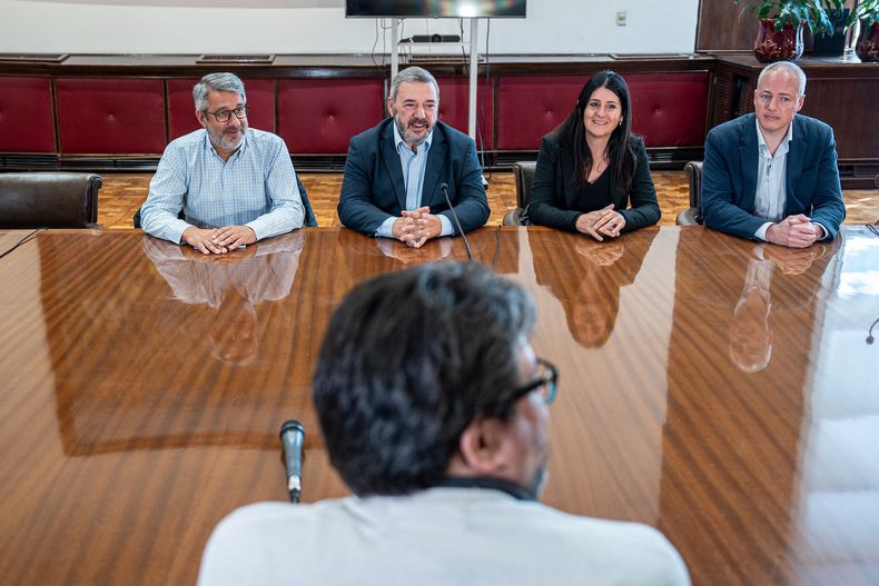 Mauricio Zunino, Justo Onandi, Mario Bergara Viviana Repetto y Germán Benítez durante la reunión de transición de gobierno en la Intendencia de Montevideo