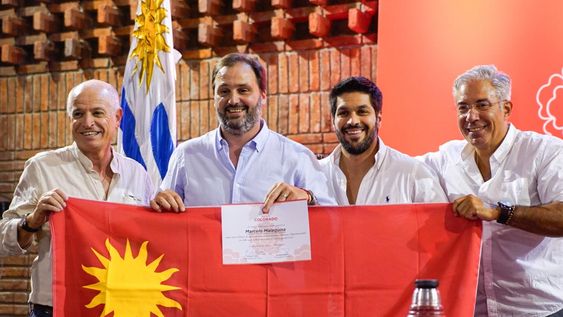 Marcelo Malaquina (segundo desde la izquierda), candidato a la Intendencia de Salto, recibe el pabellón colorado de parte de las autoridades partidarias Marcelo Malaquina (segundo desde la izquierda), candidato a la Intendencia de Salto, recibe el pabellón colorado de parte de las autoridades partidarias