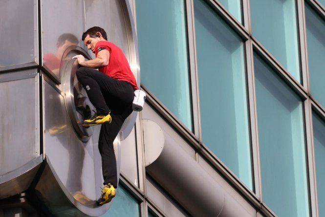 El escalador estadounidense Alex Honnold sube al rascacielos Taipei 101, en Taipéi (Taiwán), 25 de enero de 2026.&nbsp;