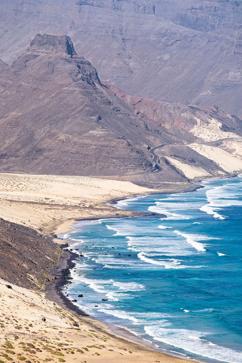 En Calhau, isla de S&atilde;o Vicente, el paisaje volc&aacute;nico se funde con el mar.