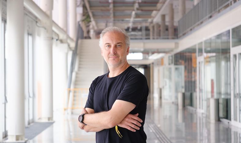 Juan Chacón durante la entrevista con Búsqueda