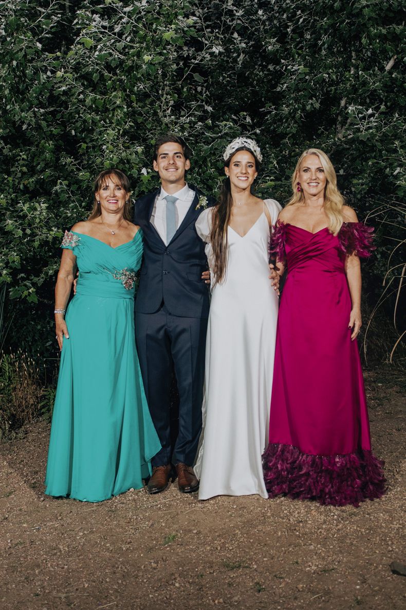 Las madrinas Adriana Parietti y Cecilia Pena con los novios
