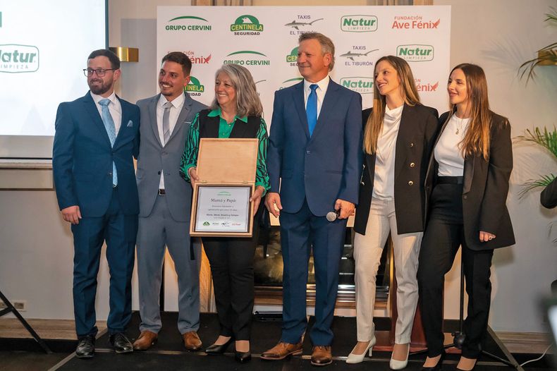 Gerente El Tiburón Mario Cervini, Coordinador de Fundación Ave Fénix Enrique Cervini, directores María del Carmen Flores y Daniel Cervini, gerenta de Administración y Finanzas María Cervini y coordinadora de Operaciones y Logística Rosario Cervini