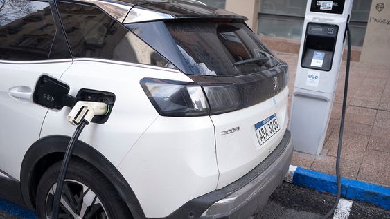 Vehículo eléctrico en un punto de carga.