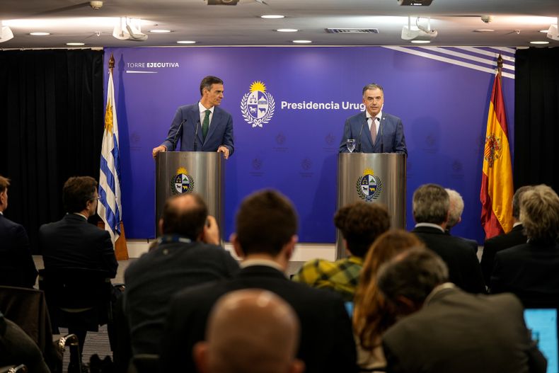 El presidente del gobierno de España, Pedro Sánchez, se reunió con Yamandú Orsi en julio en Montevideo.