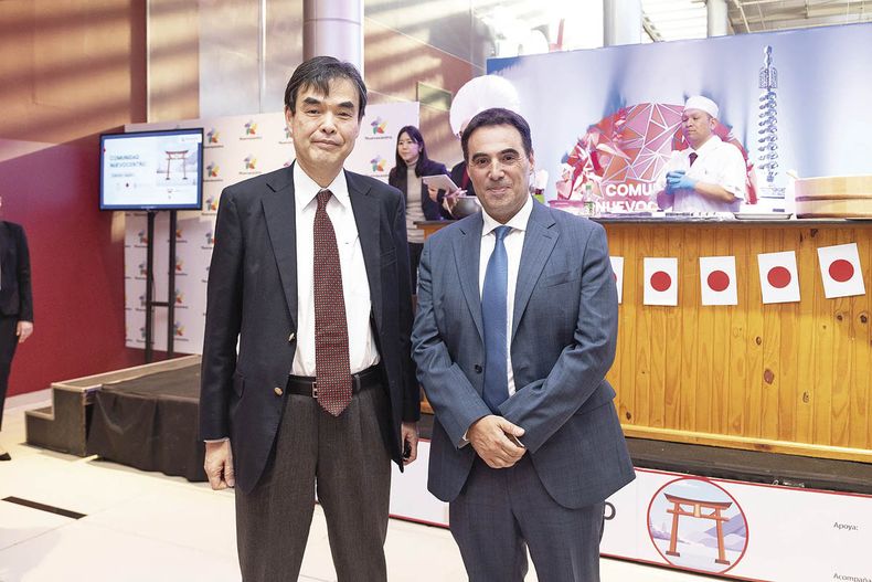 Embajador de Japón Hideki Asari y gerente general de Nuevocentro Alex Malachowski