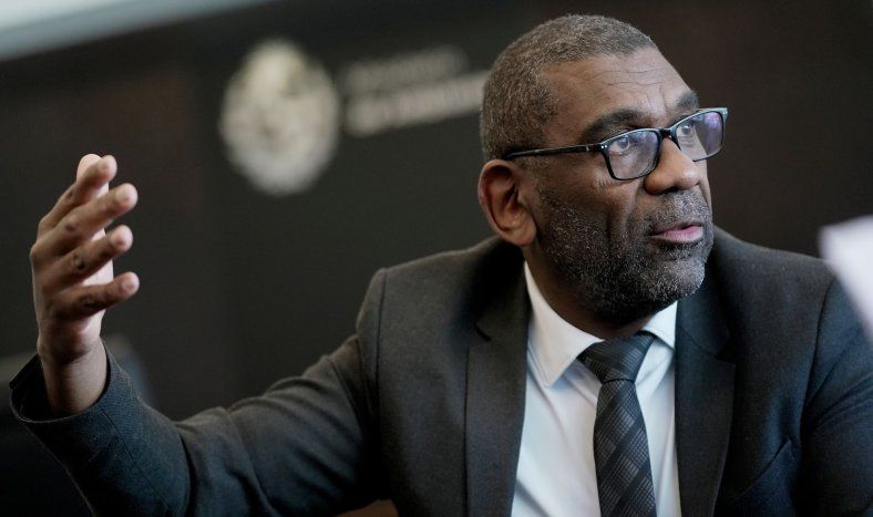 Edgardo Ortuño durante la entrevista con Búsqueda