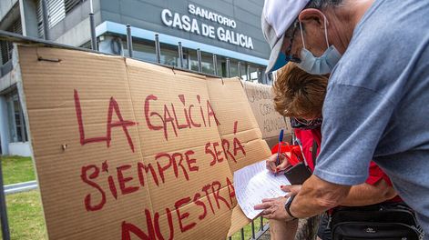 Protesta de los usuarios de Casa de Galicia. Foto: Mauricio Zina / adhocFOTOS