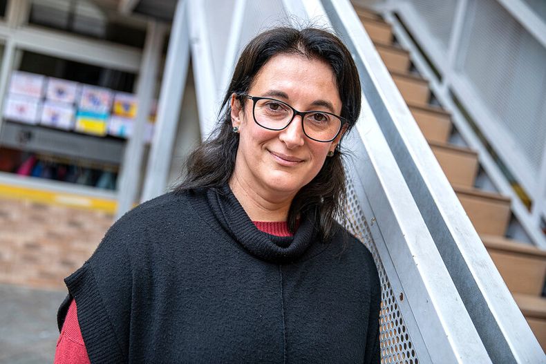 Natalia Avero en el Colegio y Liceo Elbio Fernández, que creó la primera tecnicatura de acompañamiento pedagógico. Foto: Mauricio Zina, adhocFOTOS