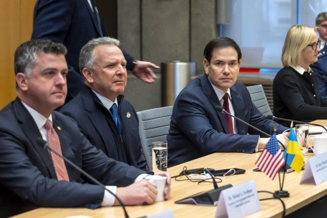 El enviado presidencial estadounidense, Steve Witkoff (2-i), y el secretario de Estado estadounidense, Marco Rubio (d), al inicio de las conversaciones con la delegación ucraniana en la Misión de Estados Unidos en Ginebra, Suiza, el 23 de noviembre de 2025.