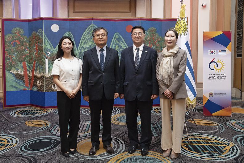 De la Embajada de Corea: segunda secretaria Yeonsoo Suh, primer secretario&nbsp;Ingu Park, embajador Wonil Noh y cónsul consejera Sulhee Kim