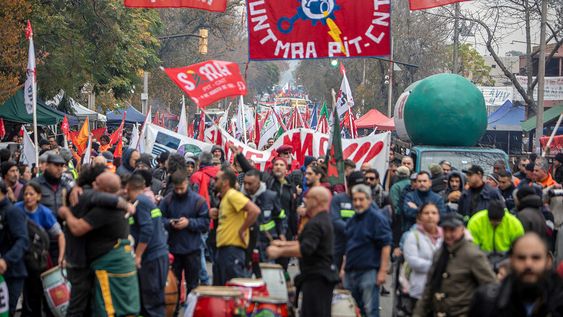 Paro del PIT-CNT en junio, en conmemoración de los 50 años de la huelga general. Foto: Mauricio Zina / adhocFOTOS Paro del PIT-CNT en junio, en conmemoración de los 50 años de la huelga general. Foto: Mauricio Zina / adhocFOTOS