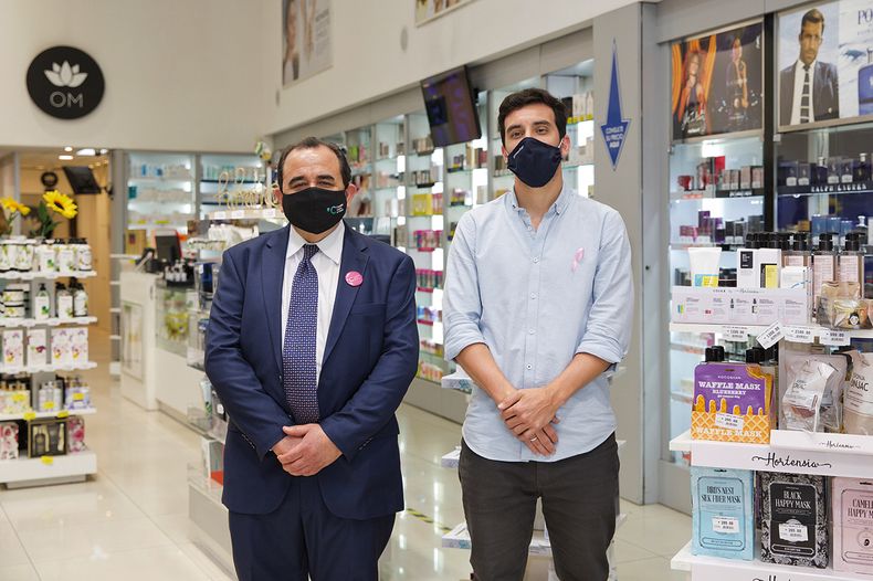 Presidente de la Comisión Honoraria de Lucha contra el Cáncer Robinson Rodríguez junto a gerente de Marketing de Farmashop Juan Teba. Foto: Lucía Durán