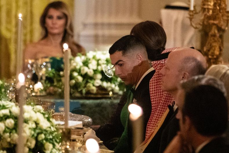 Ubicado en uno de los asientos cercanos a Trump y su esposa, Melania Trump, Cristiano Ronaldo recibió elogios durante el discurso del mandatario en plena cena.
