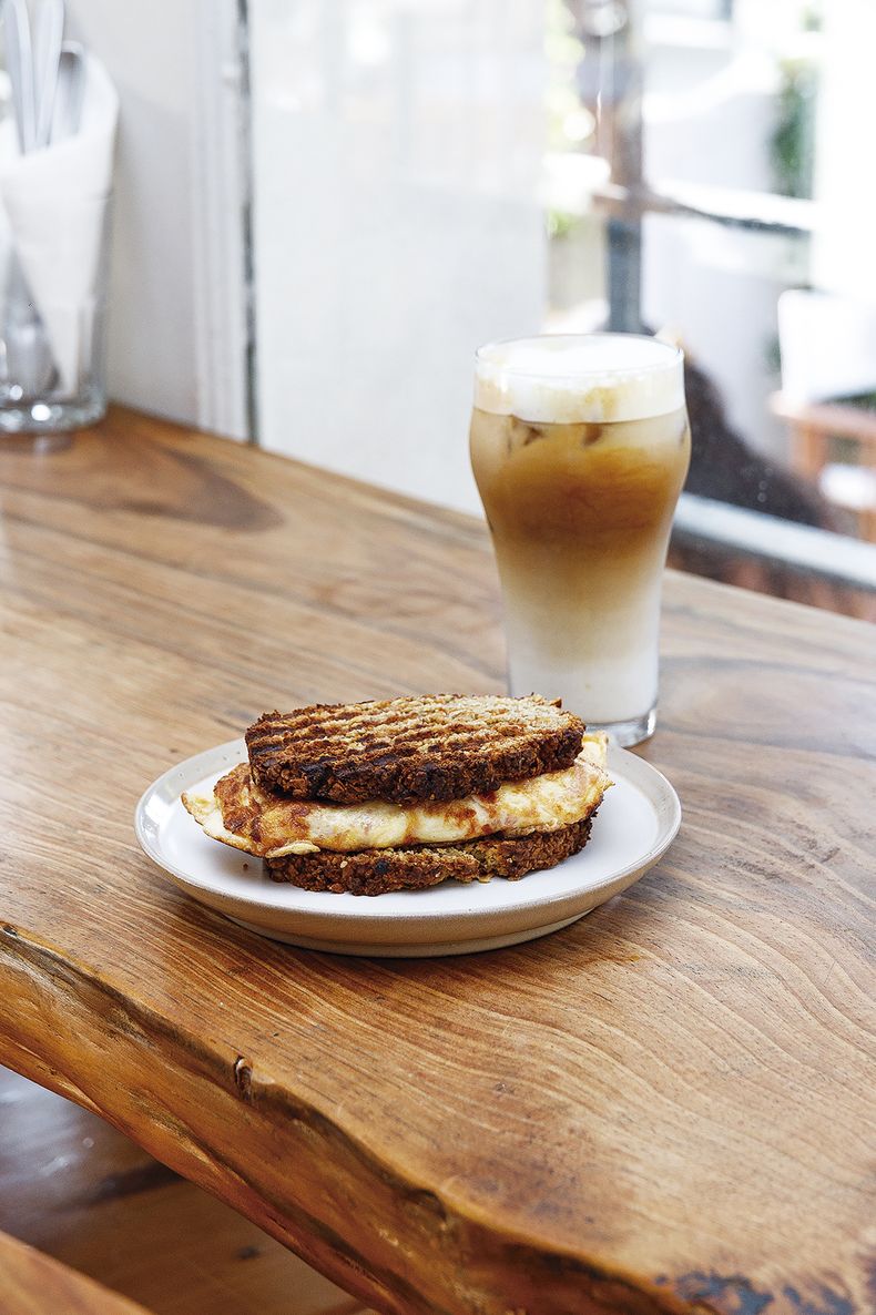 Banana egg con huevo y frappuccino de Santana