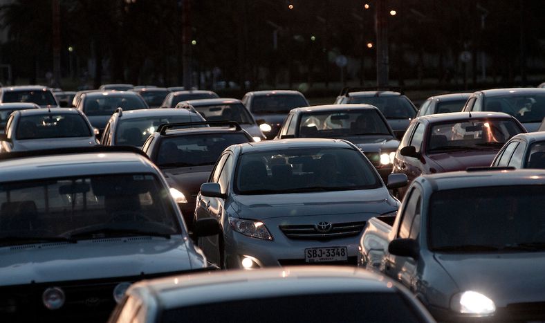 Autos circulando por Montevideo