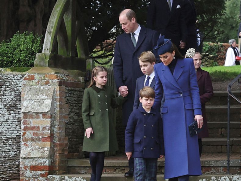 Los prínicpes de Gales asistieron a la ceremonia navideña con sus tres hijos: los príncipes George, Charlotte y Louis. AFP 