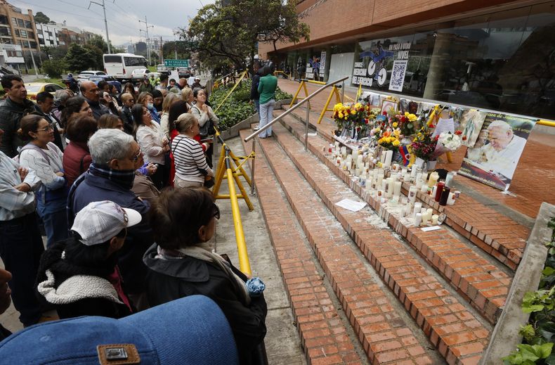 Personas rezan frente a la clínica Fundación Santa Fe por la recuperación del senador y precandidato presidencial colombiano Miguel Uribe Turbay, este viernes, en Bogotá (Colombia)