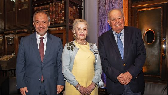 Segundo vicepresidente del BROU Max Sapolinski, presidenta de la Fundación Bienal de Montevideo Laetitia d’Arenberg, comisión de Honor de la Bienal de Montevideo Enrique Iglesias