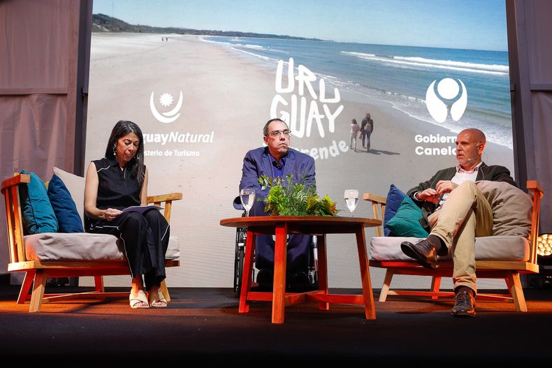 Directora de Turismo de la Intendencia de Canelones Ximena Acosta, ministro de Turismo Pablo Menoni e intendente de Canelones Francisco Legnani.