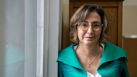 Búsqueda | Vanessa Ems en su oficina del Área de Psiquiatría del Hospital de Clínicas en Montevideo. Foto: Mauricio Zina, adhocFOTOS