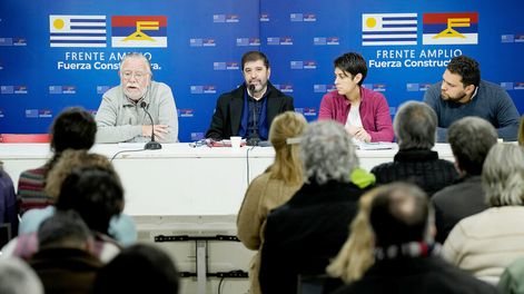 Fernando Pereira lidera un plenario del Frente Amplio. Foto: Javier Calvelo, adhocFOTOS