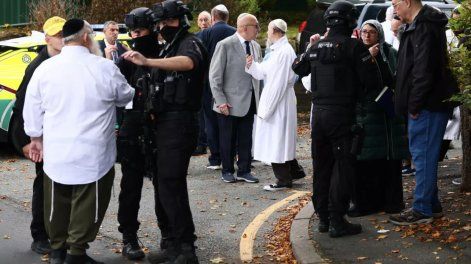 Agentes de policía armados cerca de la sinagoga de la Congregación Hebrea de Heaton Park en Crumpsall, al norte de Manchester, el 2 de octubre de 2025.