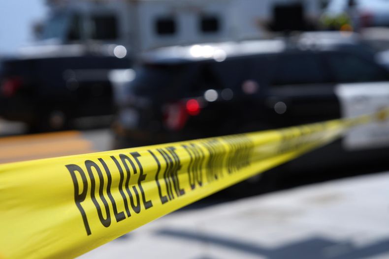 Fotografía que muestra una cinta de advertencia durante un operativo de la Policía de San Diego este lunes, en el Centro Islámico de San Diego (EE.UU).&nbsp;