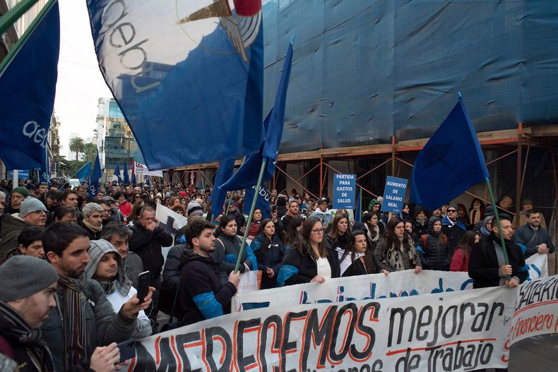 Trabajadores de AEBU en una marcha