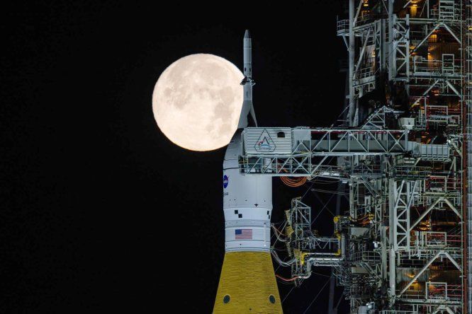 Fotografía cedida por la NASA que muestra el cohete del Sistema de Lanzamiento Espacial (SLS) y la nave espacial Orion (arriba) de la misión Artemis II instalados en las primeras horas del 1 de febrero de 2026 sobre la plataforma de lanzamiento móvil del Centro Espacial Kennedy de la NASA en Cabo Cañaveral, Florida (EE.UU.).