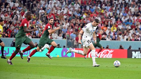 El uruguayo Federico Valverde marcado por los futbolistas de Portugal William y Rubén Neves durante un partido de la Copa Mundial 2022. Foto: AUF.org.uy