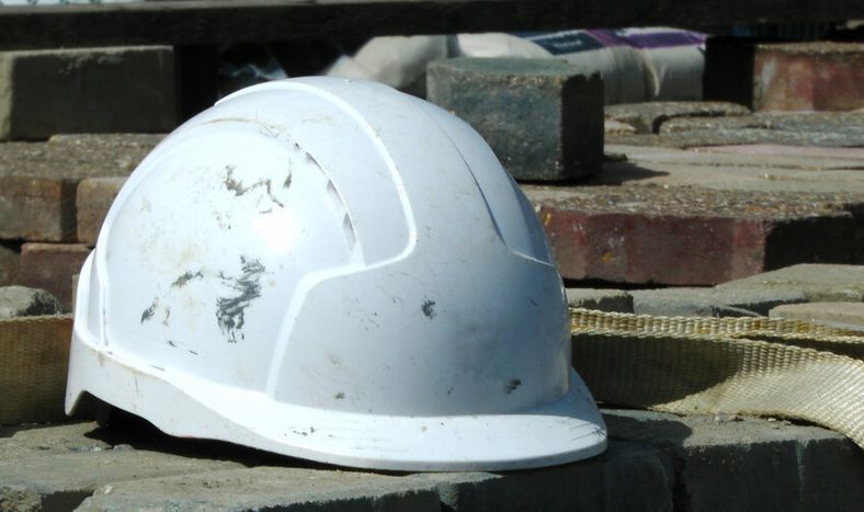 Casco en una obra en construcción.
