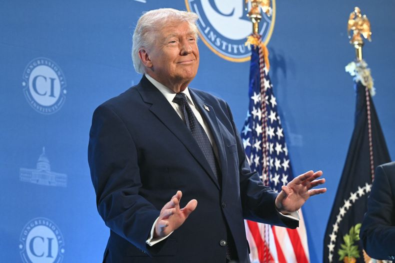 El presidente de Estados Unidos, Donald Trump, agradece los aplausos de los asistentes a la Conferencia de Miembros Republicanos en el Trump National Doral en Miami, Florida, el 9 de marzo de 2026.