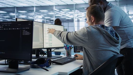 Una persona trabajando con una computadora.