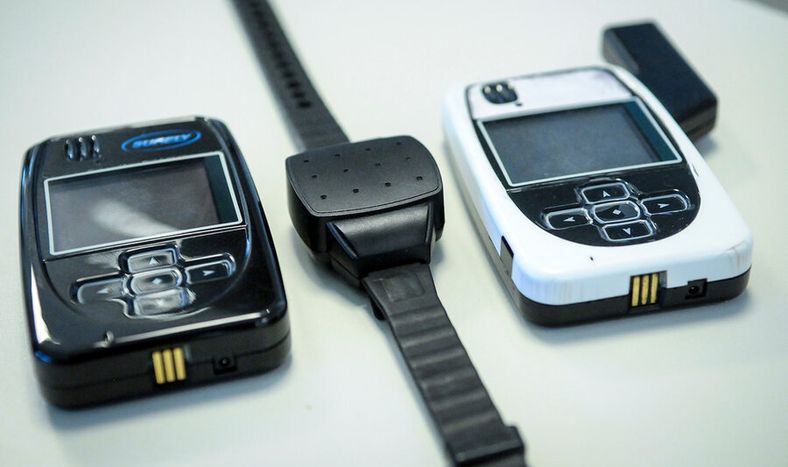 Tobilleras utilizadas para los casos de violencia doméstica en el Centro de Comando Unificado en la Dirección Nacional Guardia Republicana. Foto: Javier Calvelo