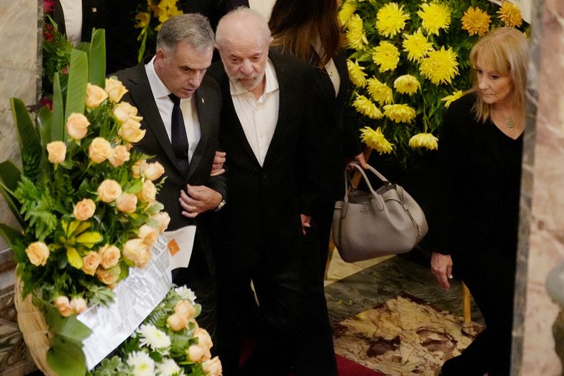 Yamandú Orsi y Lula Da silva durante el velatorio de José Mujica, tras su fallecimiento, en el Salón de los Pasos Perdidos del Palacio Legislativo de Montevideo