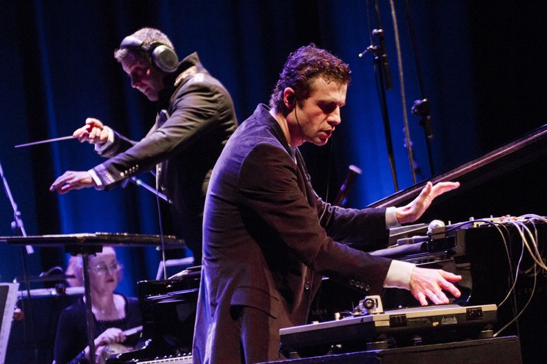 Luciano Supervielle y Martín García, director de la Filarmónica, en Montevideano