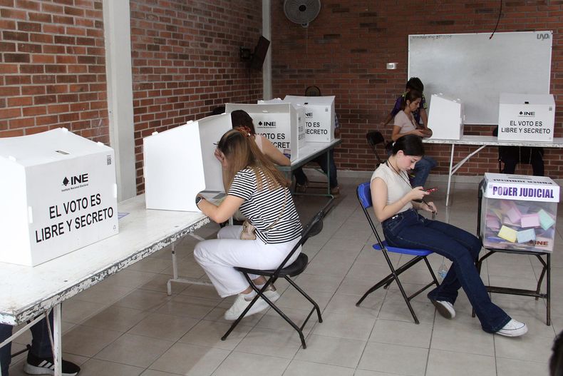 Personas votan en las elecciones judiciales y locales en Veracruz (México)