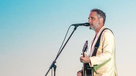Jorge Drexler cantando en el parador Fabric de Manantiales Jorge Drexler cantando en el parador Fabric de Manantiales