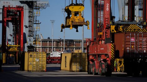 Contenedores para comercio exterior en el Puerto de Montevideo.