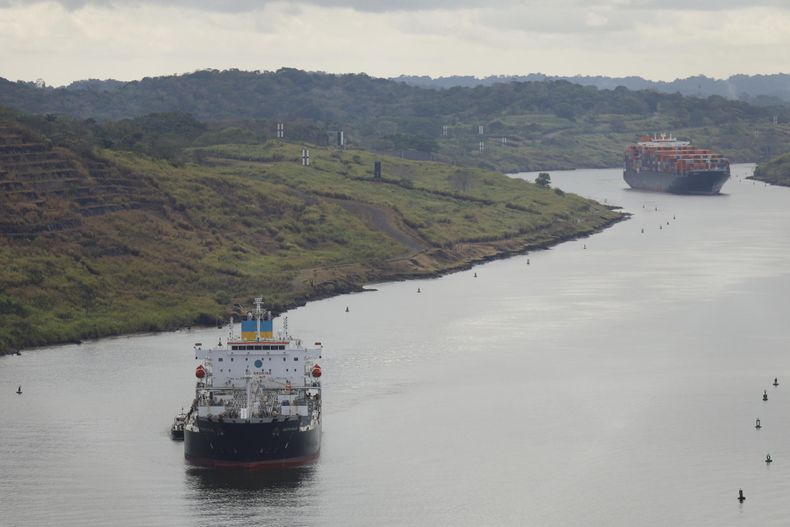 Fotografía que muestra buques transitando el Corte Culebra en el Canal de Panamá el jueves 23 de abril de 2026, en Ciudad de Panamá (Panamá).