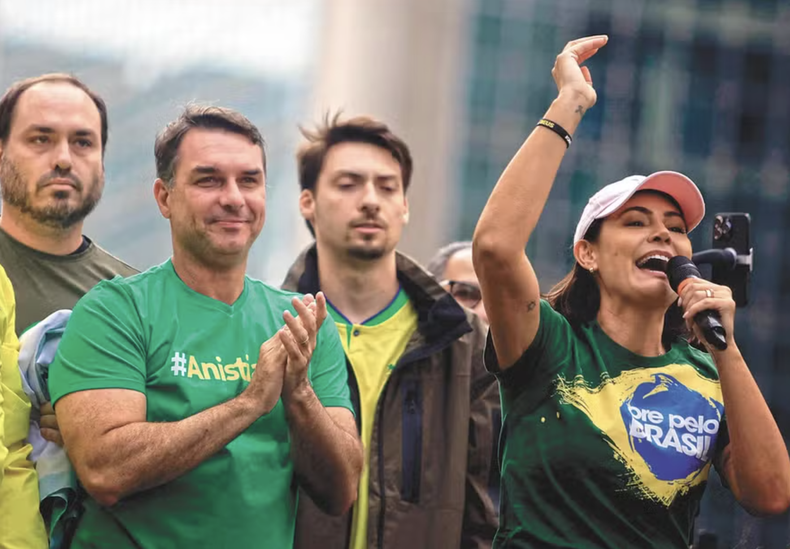 Los hermanos Carlos, Flávio y Jair Renan en un evento en la Avenida Paulista, mientras Michelle pronuncia un discurso.