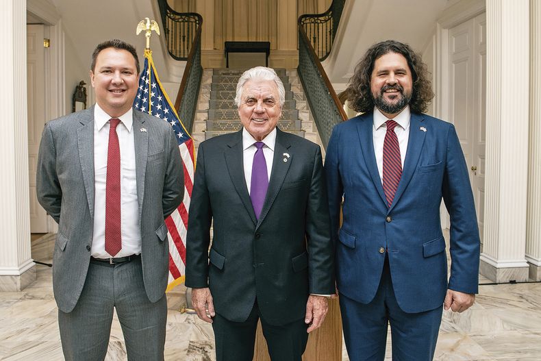 De la Embajada de Estados Unidos: consejero James Michael Saxton&nbsp;Ruiz, embajador Lou Rinaldi y subjefe de Misión Chris Andino.